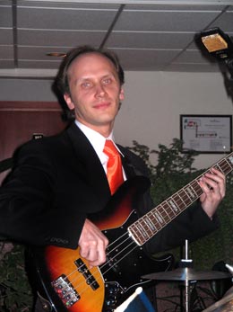Бас-гитарист Павел Завьялов
